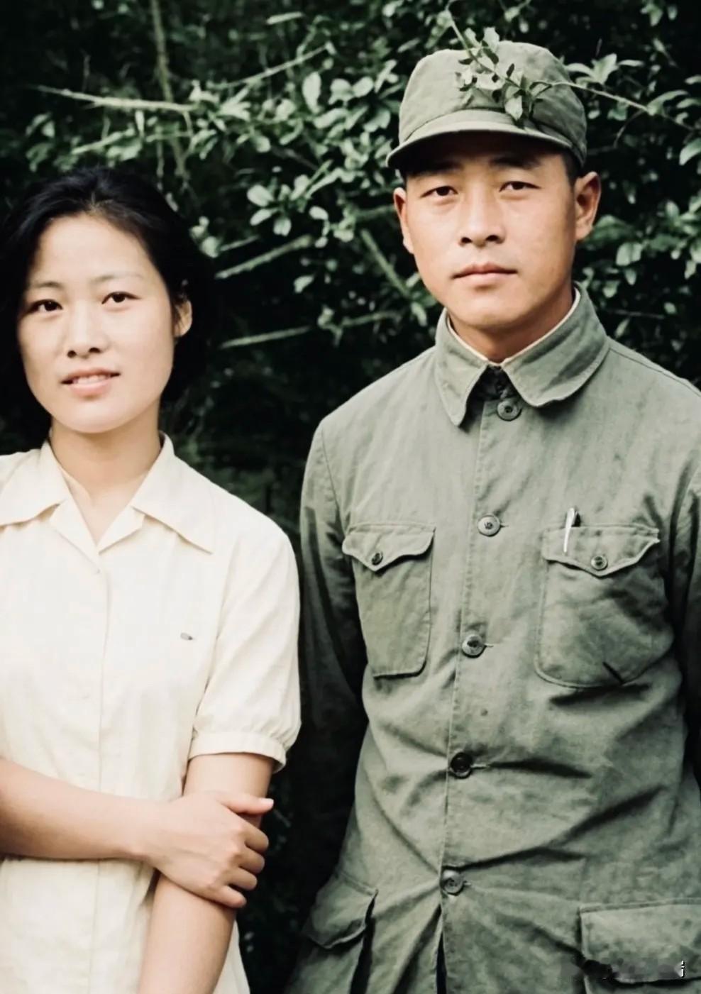 1941年，新四军师长彭雪枫与妻子林颖留下新婚合影。结婚3年相处不足半年，他牺牲