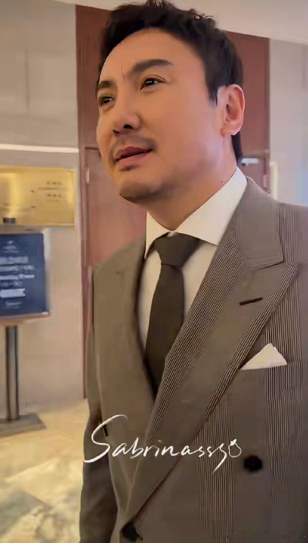 沈腾人老了走路看着都心酸听到自己瘦了瞬间开心，结果出门发现天都黑了，腾哥这又真