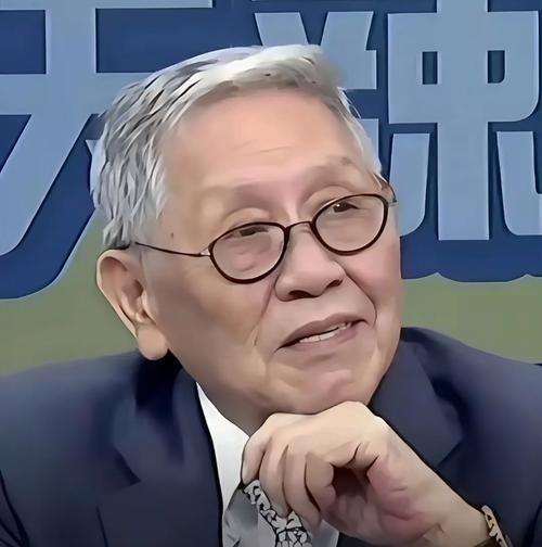 活跃在大陆网上的台湾政论人物，除了邱毅、周锡伟和介文汲，几乎都有过变色龙的阶段，