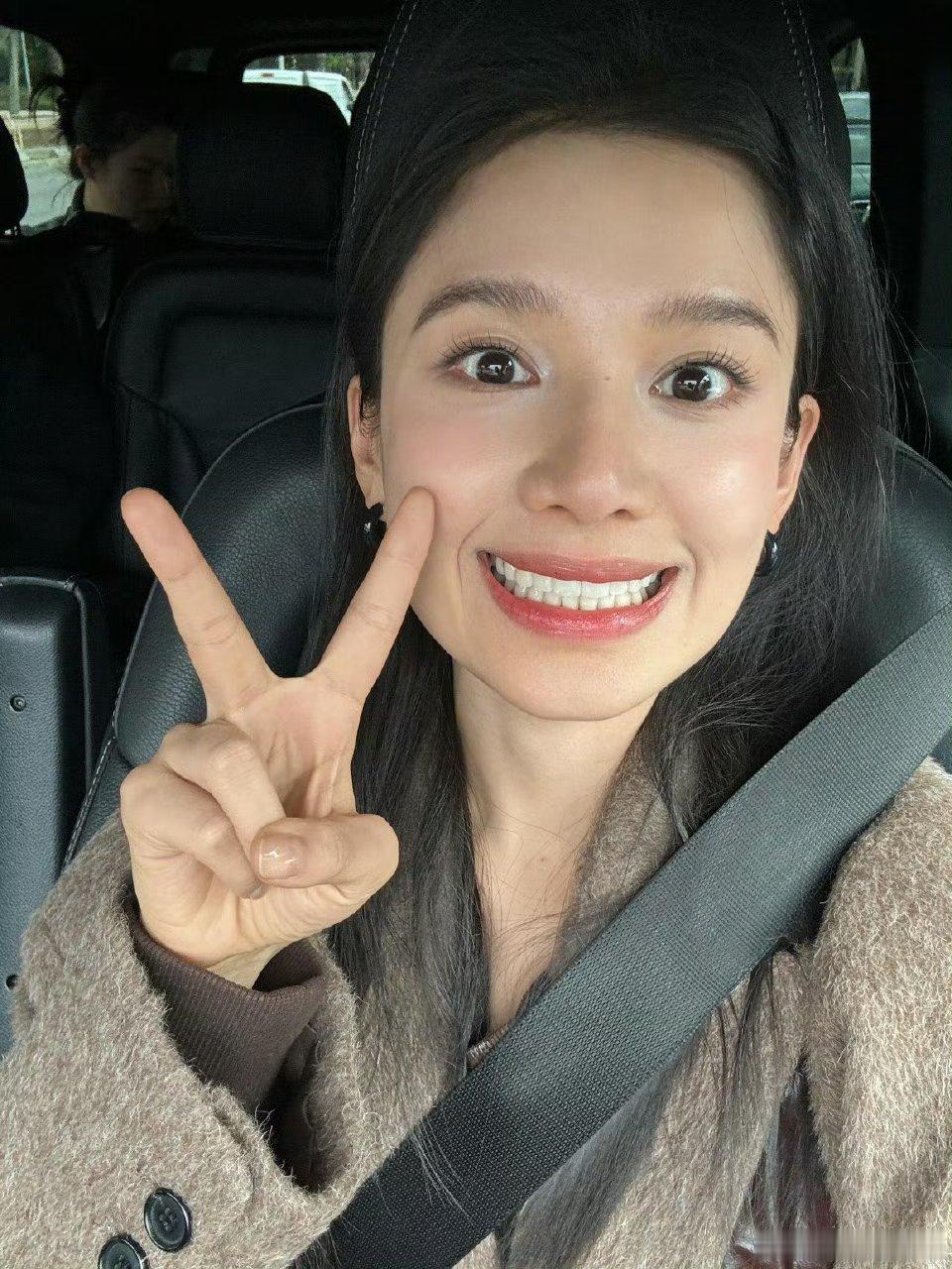 女明星就这么水灵灵发出来了张婧仪labubu呲牙笑好美​​​​