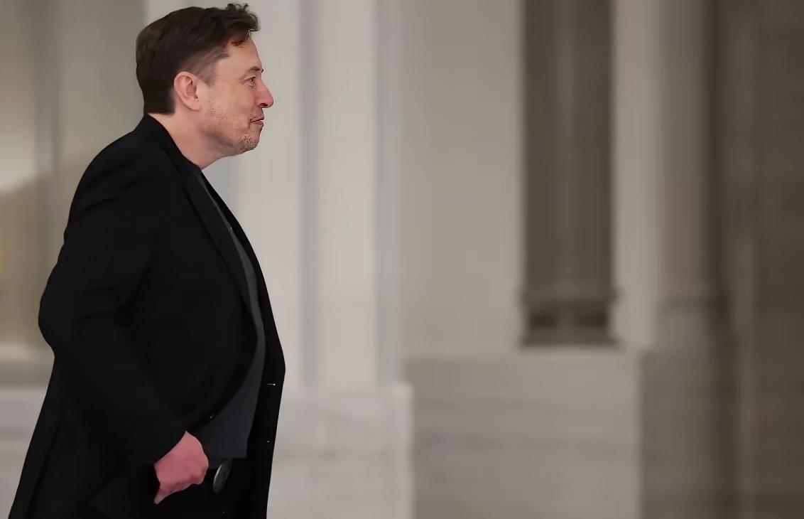 马斯克这话太扎心：38.5万亿债务压顶，美国真要靠AI和机器人救命？马斯克