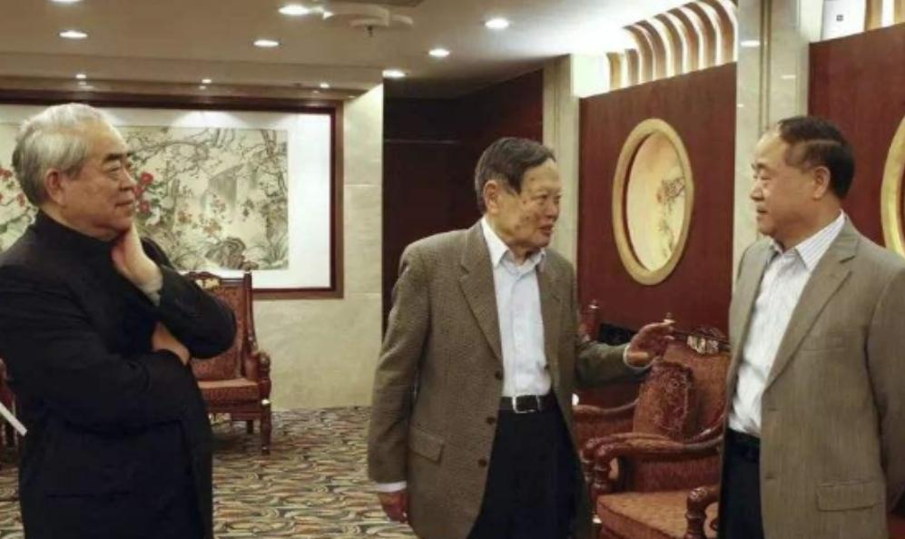 杨振宁当众挖苦莫言：虽然我们俩都获得了诺贝尔奖，但是，不同的是，你是农民的儿子，