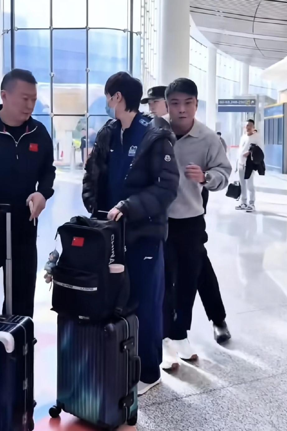 被王皓指导这个鬼鬼祟祟的样子逗笑了！国乒从海口返回北京，王曼昱发现兜里什么东西不