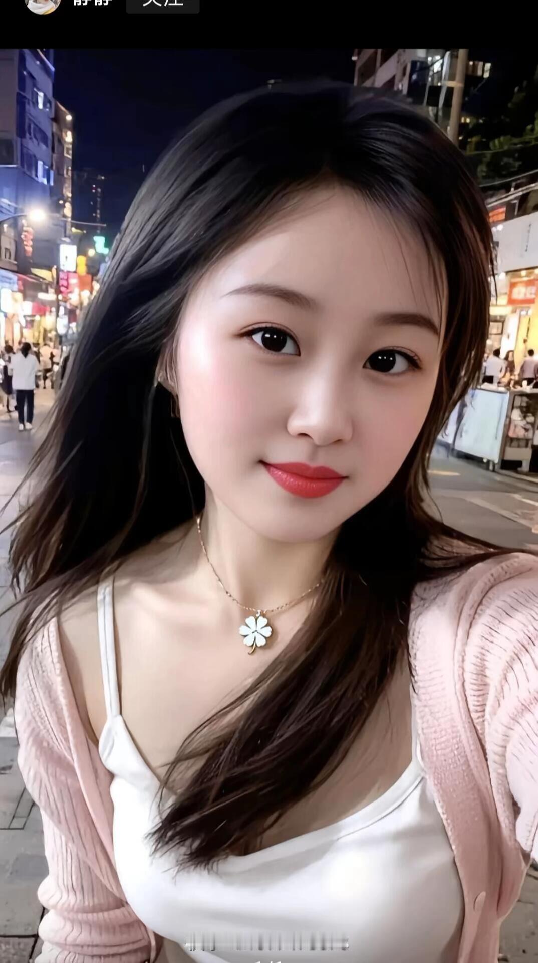 夜晚街头的甜美自拍，粉嫩毛衣搭配白色吊带，微笑中透出温柔。