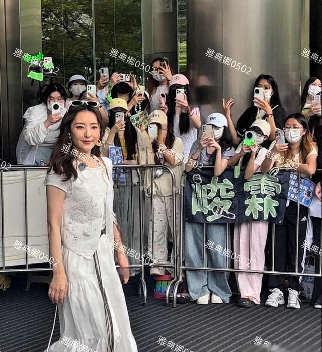 方媛穿礼服配皮草上慢综艺？郭富城妻子被嘲“端着”，观众为何不买账