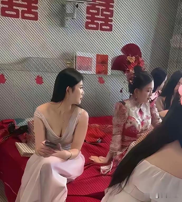 伴娘：“我是你最好的朋友，祝你结婚快乐”。新娘：“哦！”