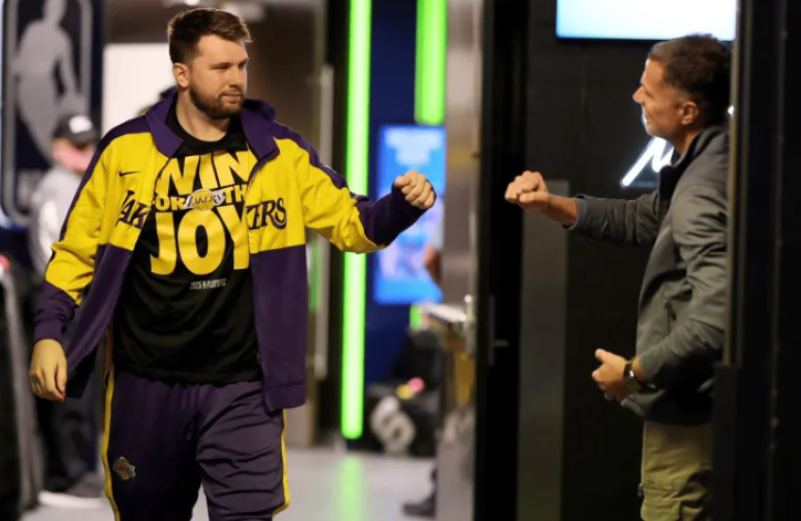 据美媒NBACentral的报道，湖人更衣室内部普遍认为，球队当前阵容在比赛风