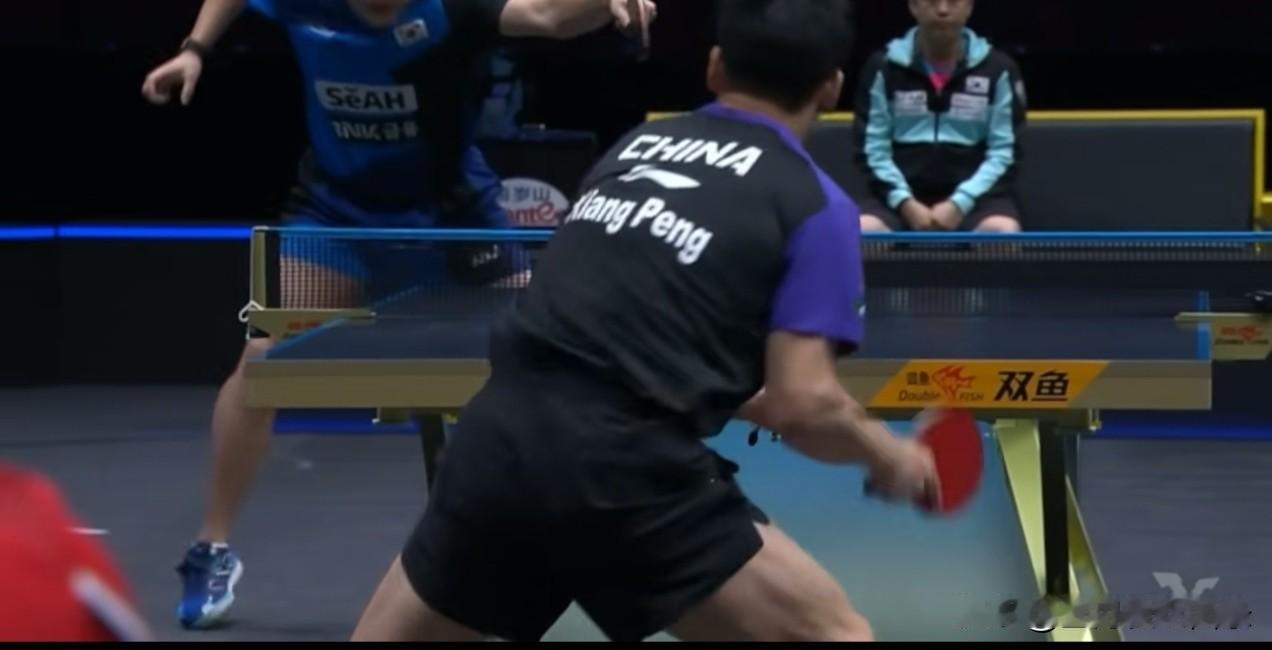 王皓让向鹏不要没苦硬吃，既然决定这么打了，就自信点，林钟勋没什么打得过你。侯
