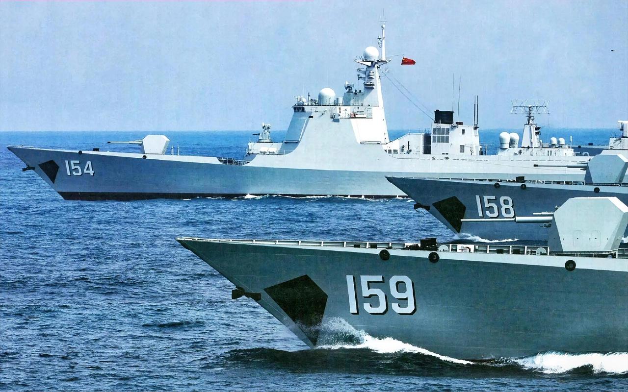 这4艘导弹驱逐舰编队齐头并进航行的感觉帅不帅，画面中4艘战驱逐舰同属东海舰队，1