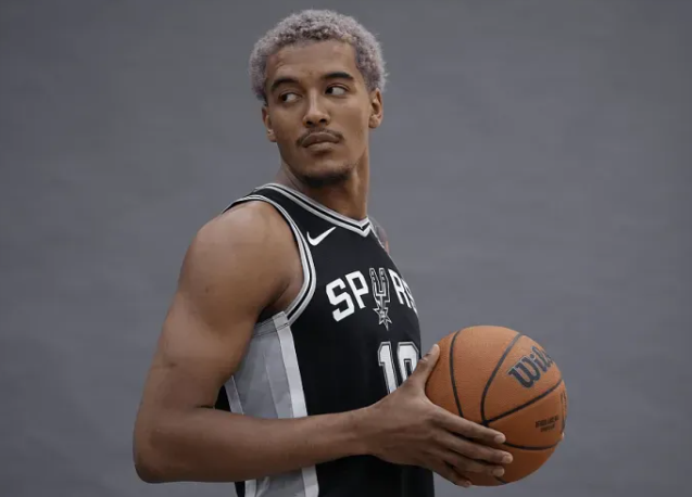 马刺记者JeffG在个人社媒上报道了马刺对阵黄蜂比赛的伤病名单情况，详情如下。