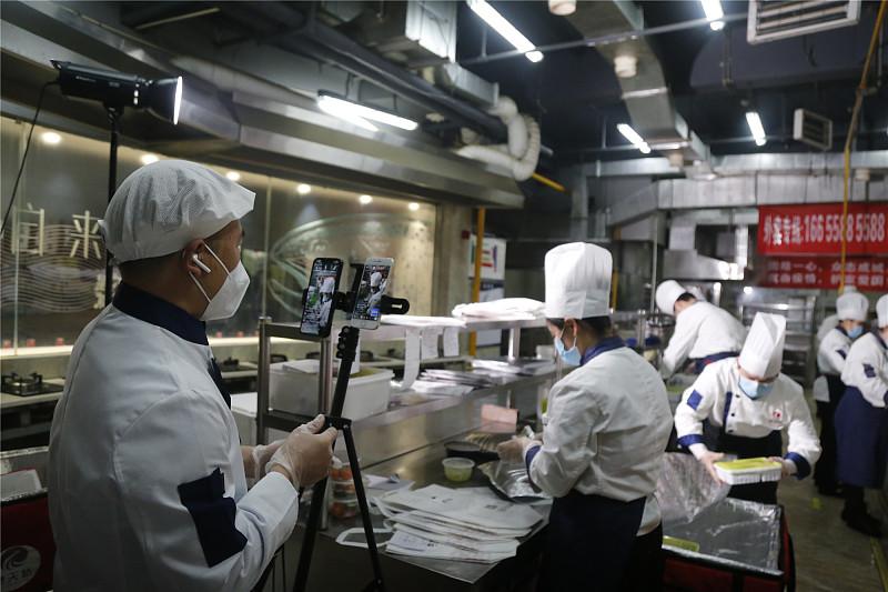后厨装摄像头、AI盯着炒菜，食品安全法这次动真格了点外卖最怕啥？怕后厨脏得下