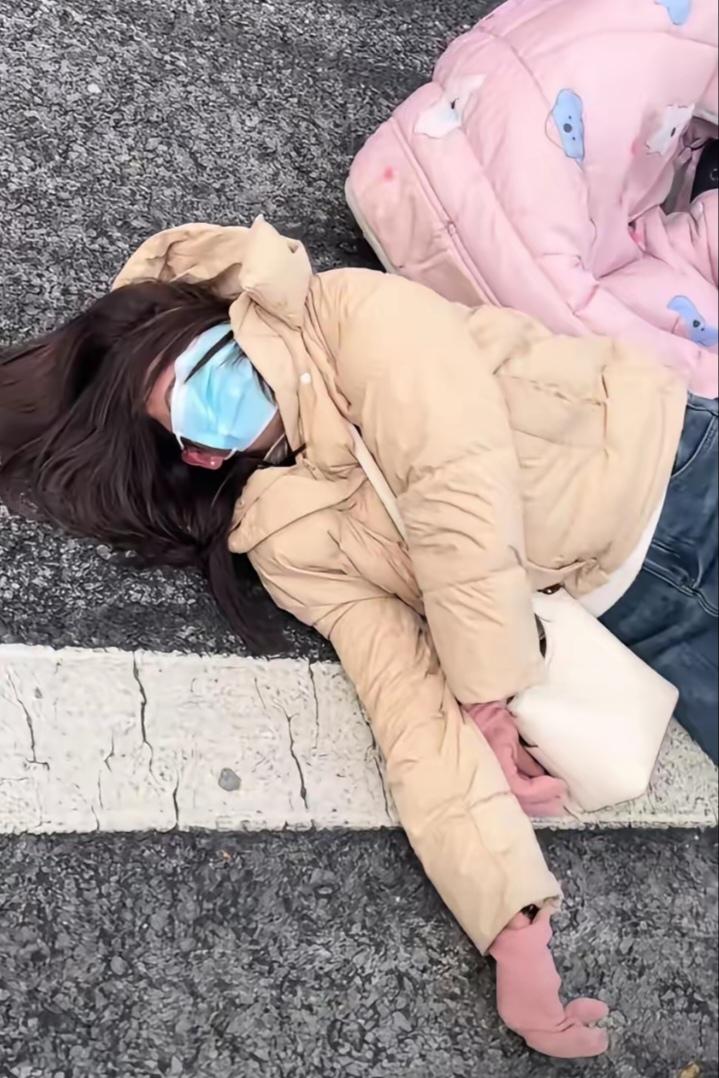 太痛心了！女子骑电车突然晕倒在地，浑身颤抖没了声响，周围不少路人看见却装看不见，