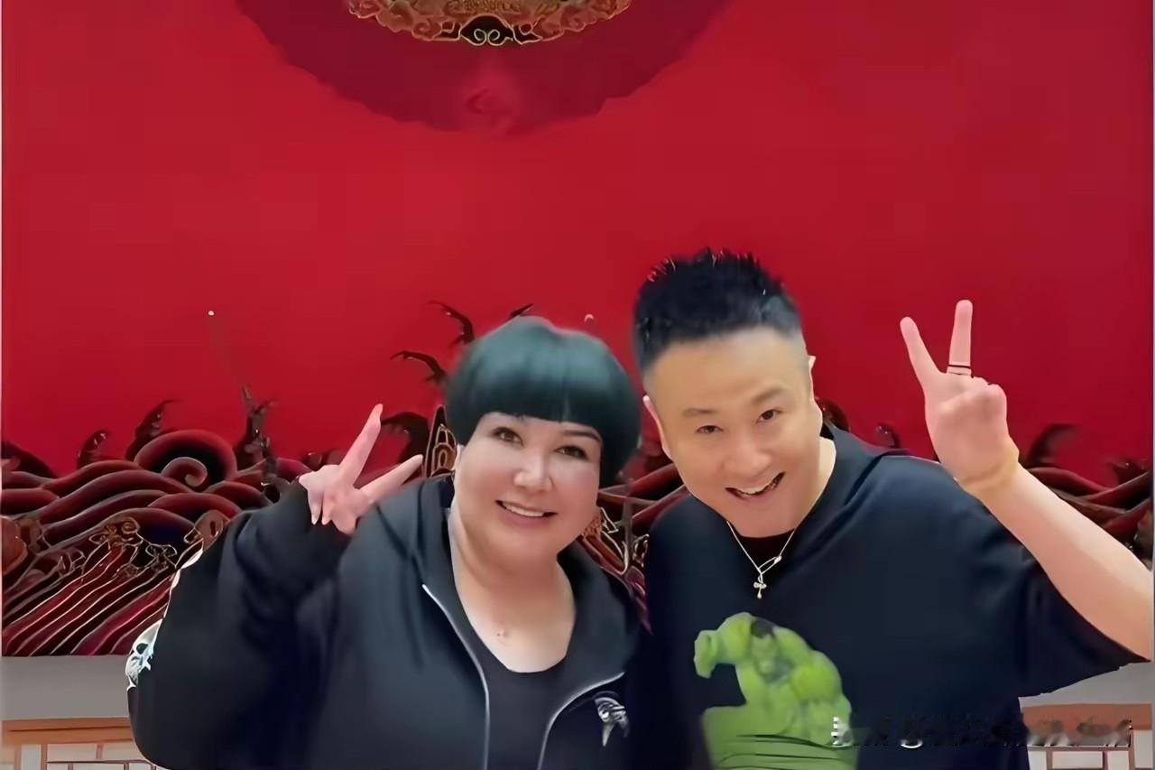 顽皮哥现在是王惠的得力干将，负责德云鼓曲社的营销宣传，所以王惠现在去哪，身边几乎