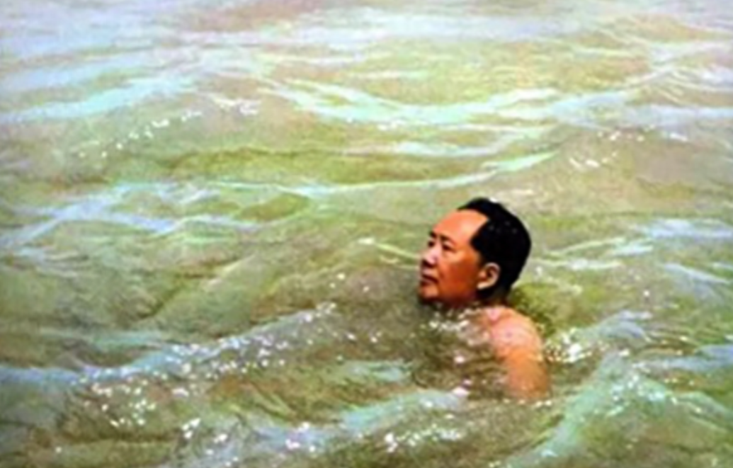 一次，毛主席去北戴河游泳，在河里遇上一名渔夫，渔夫没认出他。以为他只是普通老者，