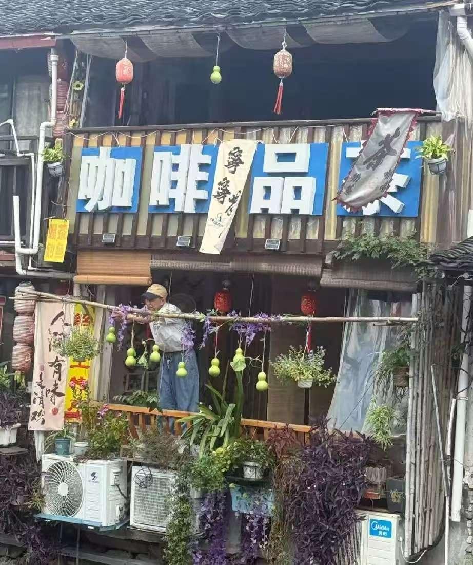 笑不活了，绍兴“葫芦娃”后继有人了，隔壁咖啡店第一时间在店门口新挂出了七个“葫
