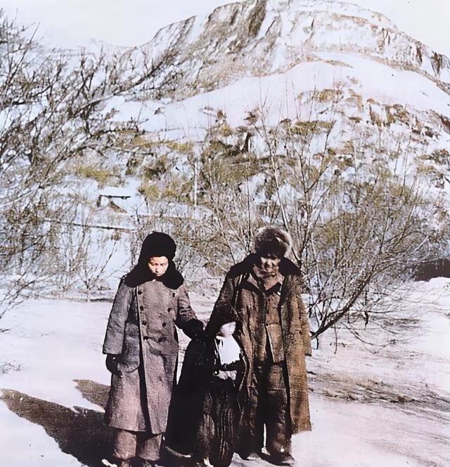 毛主席在延安散步通常有四个梯队。第一梯队是毛主席、马海德、杨尚昆、叶剑英，依