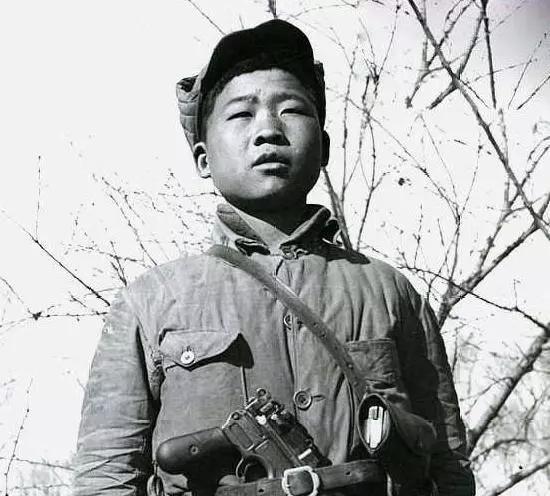 1942年，16岁的八路军小战士宋双来，在送信回去途中，遭遇了日伪军的骑兵。情急