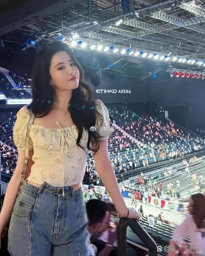 刘亦菲这条裤子太养生，护住肚脐再也不怕受凉