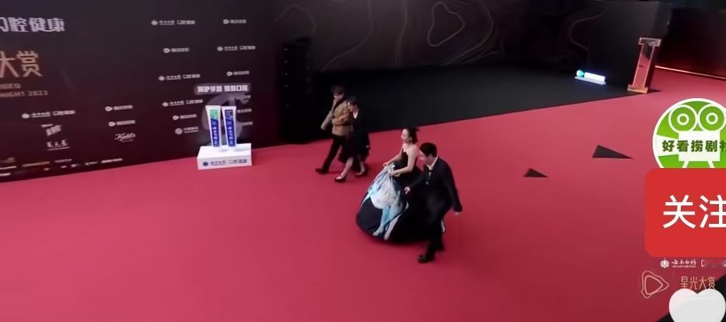 通常明星走红毯时皆是一副一本正经的模样，然而这四人走红毯却走出了“丑人多作怪”的