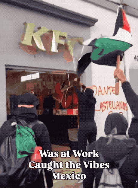 不可理喻：墨西哥女权示威砸掉KFC炸鸡店，女员工在外面庆祝！近日在墨西哥库埃纳瓦