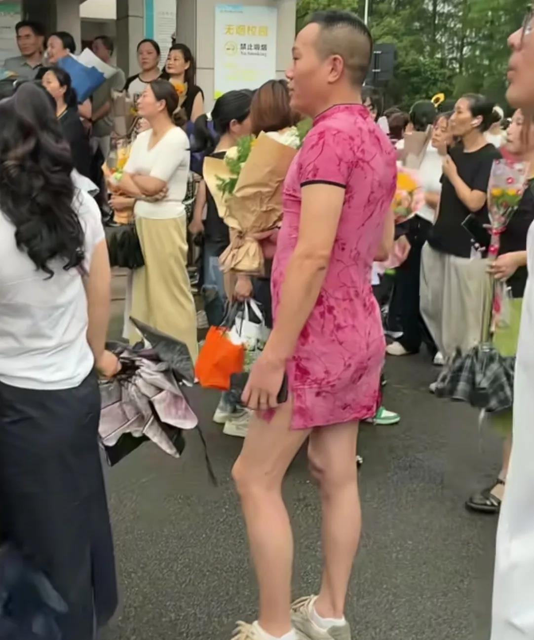 这种穿搭孩子看见了肯定不会搭理，觉得给她丢人了，我穿个拖鞋孩子都嫌弃，还是好好穿