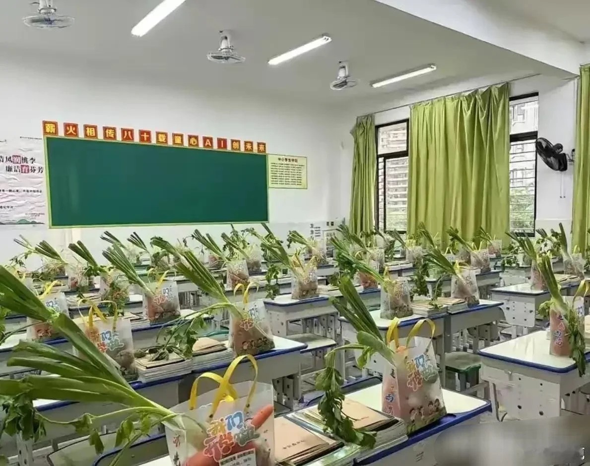 班主任看到这一幕，估计头都会大吧？