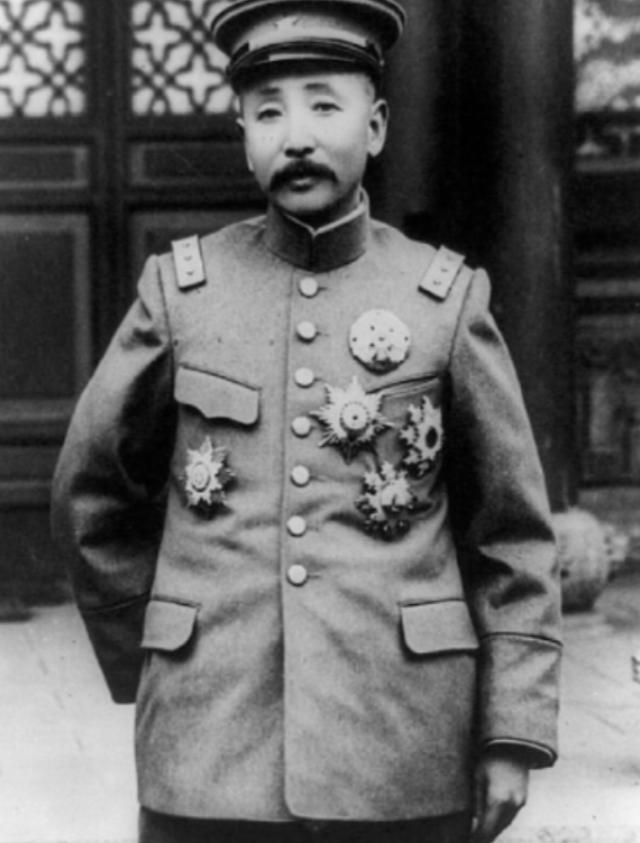 民国时，张作霖麾下有个连长，因彩礼不够娶不到媳妇，张作霖眼睛一瞪说：“你没有提我