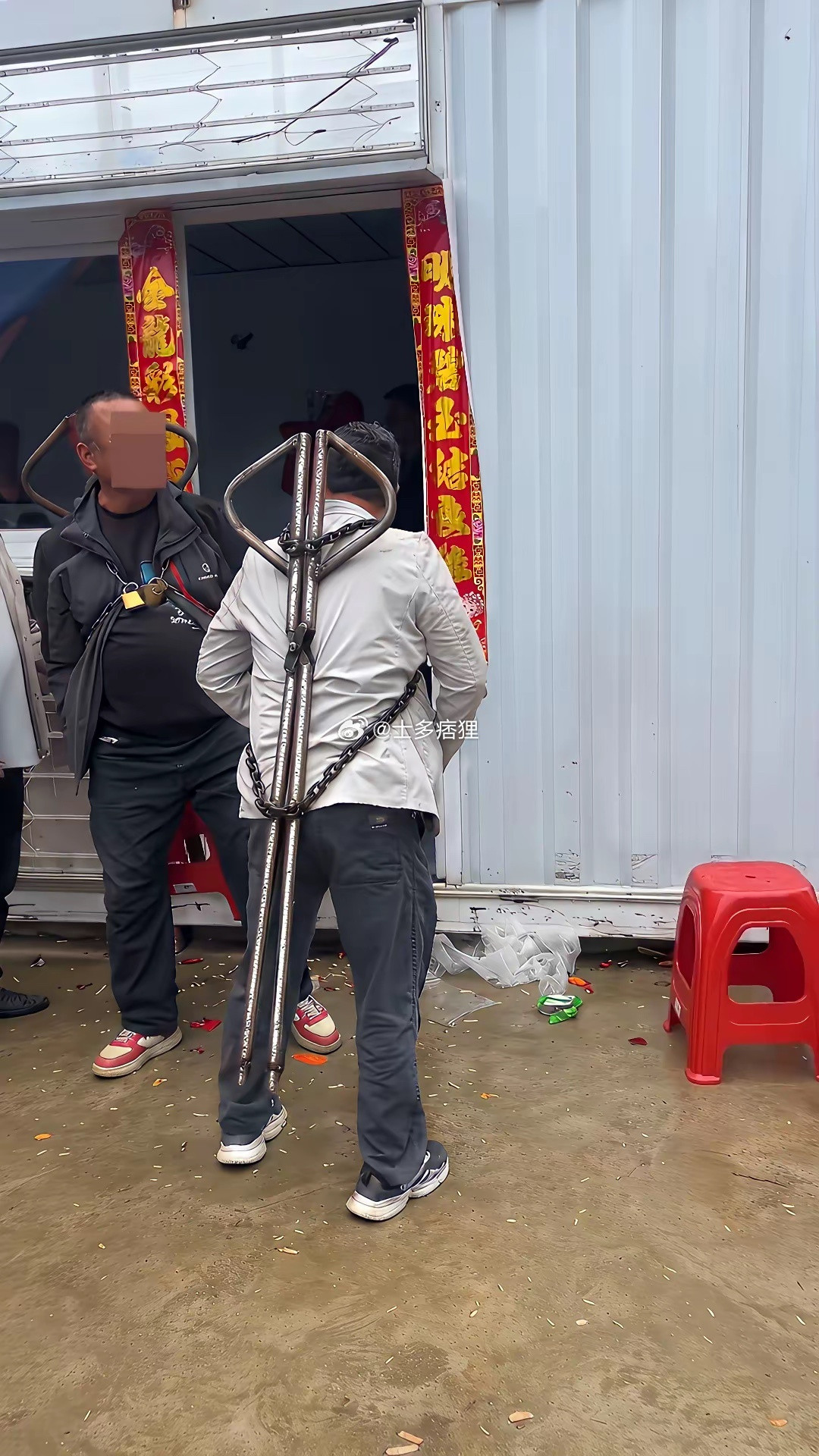 背上背了一个大钳子，这个是用来干什么的？