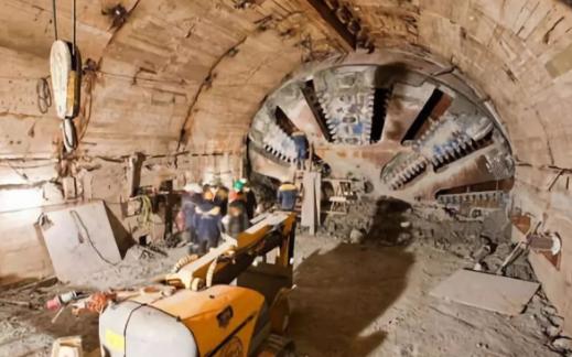 一位50多岁的包工头告诉我：99%的人不知道，地铁隧道虽然挖得深，但里面的泥土，