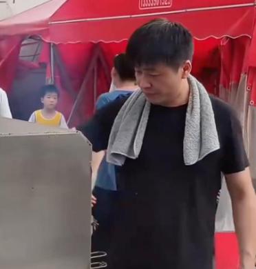 撞脸张雪峰却拒绝赚钱！这个烧烤摊主为啥能看哭无数人。河南平顶山42岁的烧烤摊