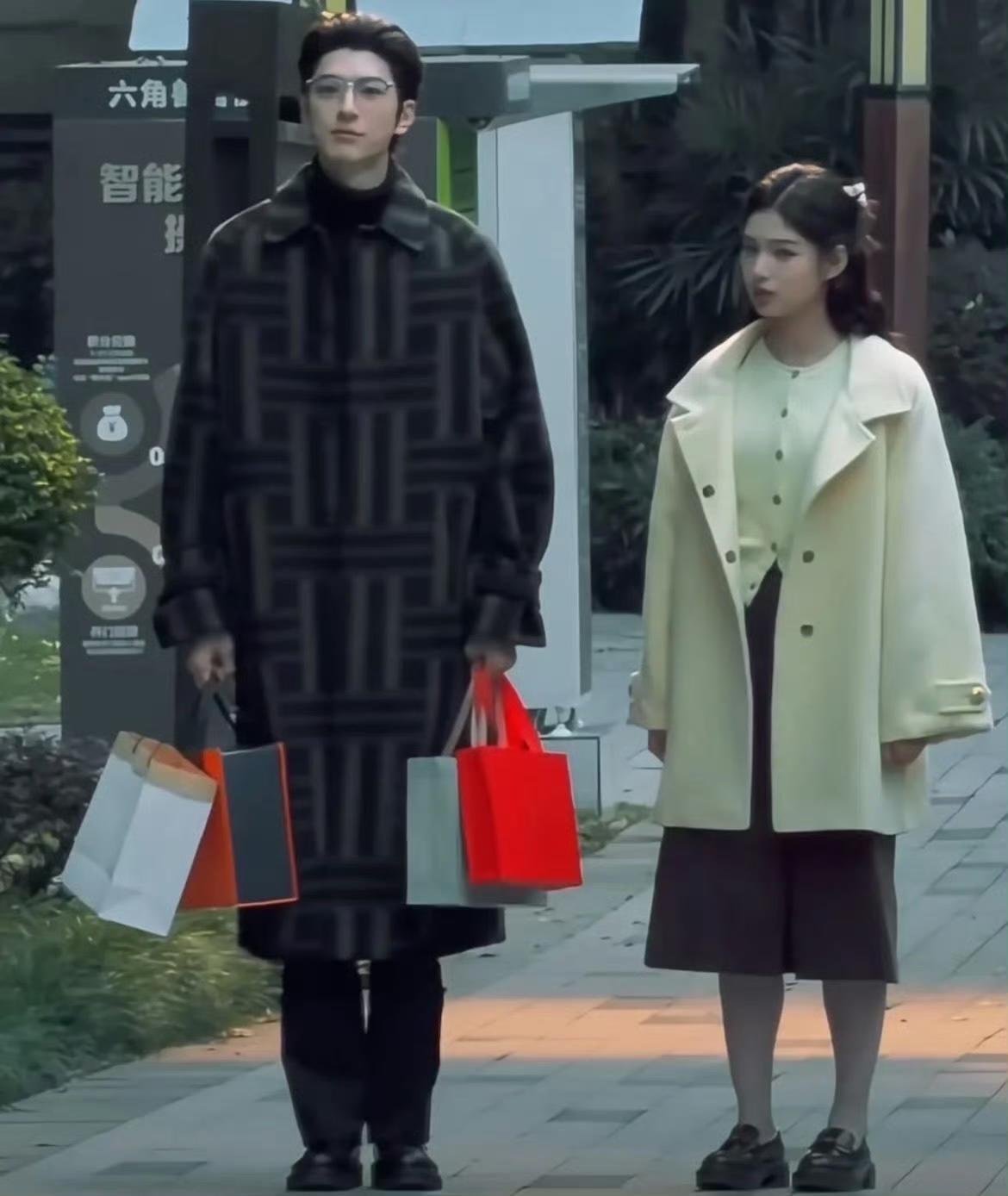 这部剧的服化道不行，男女主看着没有cp感，反而像父女