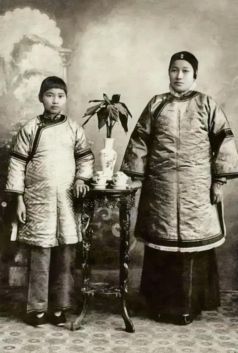 1905年，12岁的宋庆龄和母亲倪桂珍的一张珍贵合影，当时还是清末时期，母女俩都
