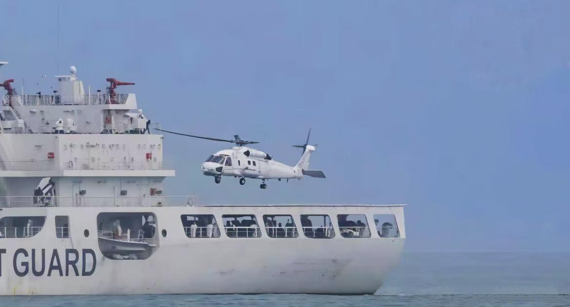 疑似海警直-20现身，白色造型尾梁有海警标志，不出意外海警大船都能带。其实它不是