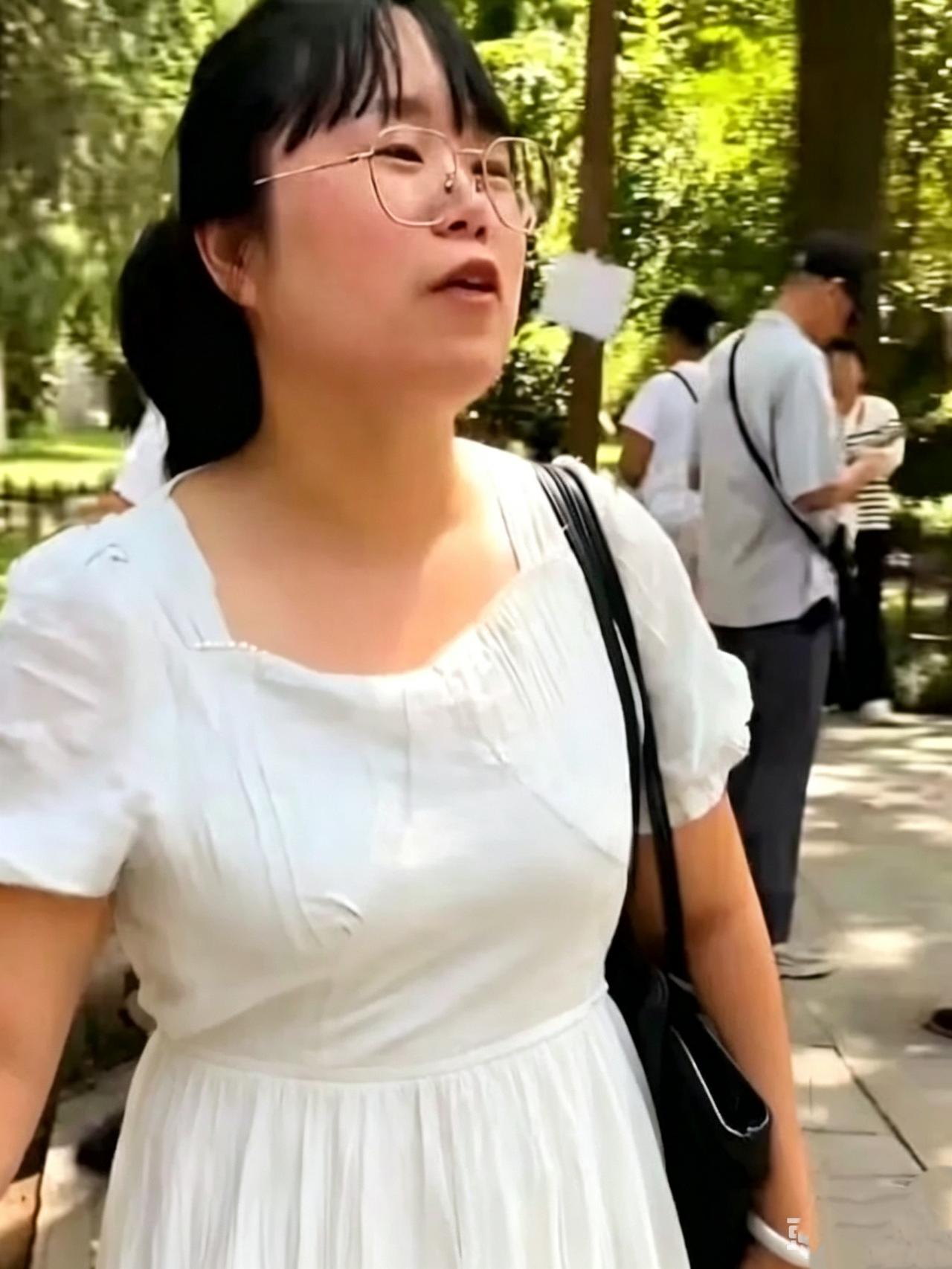 场面瞬间僵持！四十岁女士相亲索要房车，直言婚后绝不生育上海人民公园一场线下