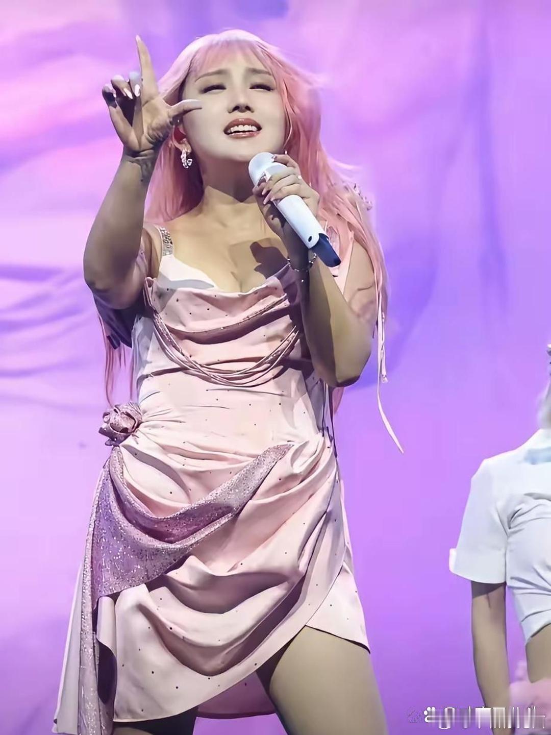 何洁北京演唱会反差感十足。她全开麦唱，唱功贼稳，嗓音实力没话说。不过现场流出的造