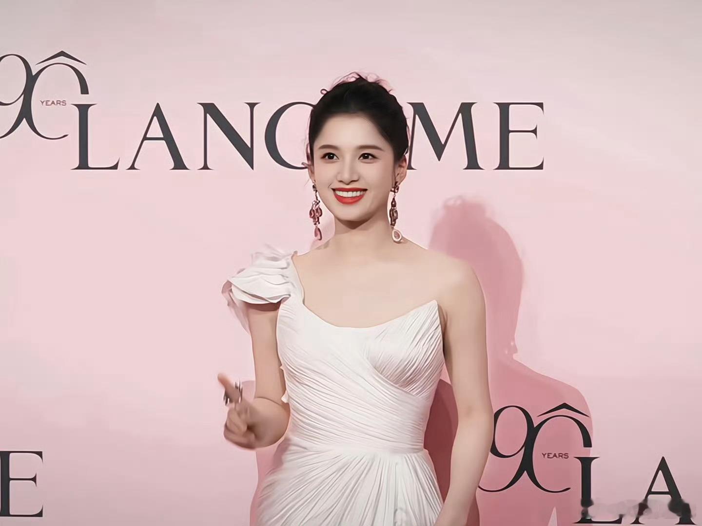 张婧仪女神级别骨相皮相都好完美的一张脸😘😘张婧仪每次参加活动就这