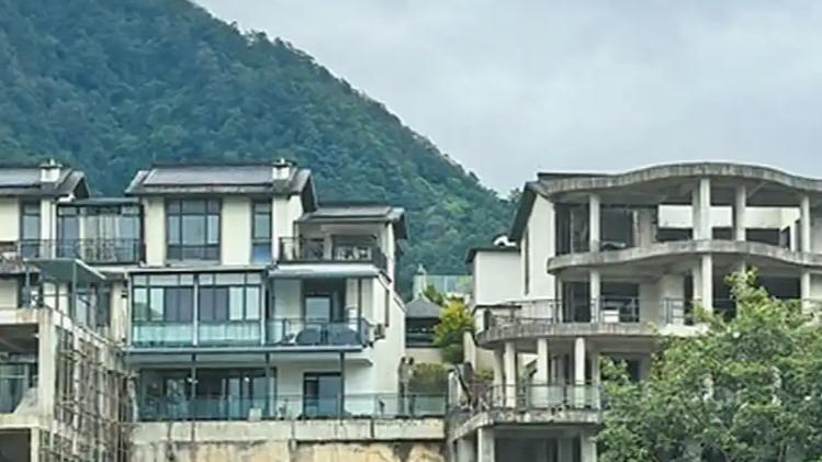 人民日报最近去暗访了一个叫"高黎贡国际健康旅居小镇"的地方，看完我只想说一句：这