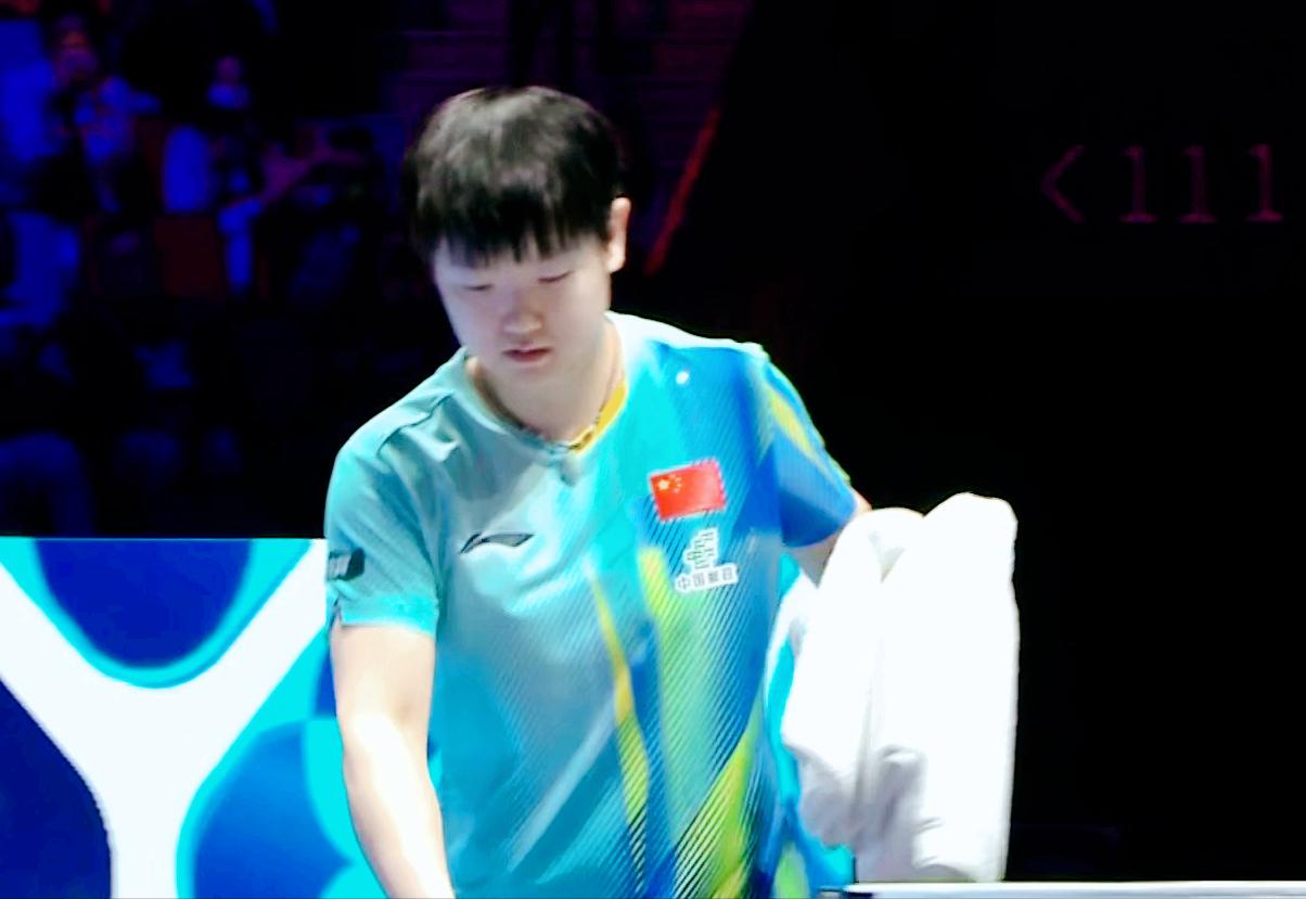 孙颖莎为何拿了2块毛巾？侯英超解释说：一块是擦汗的，一块是擦球拍的！从这