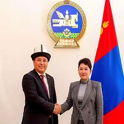 现在蒙古国人会不会后悔当年独立？实际上他们后悔了，后悔没把内蒙一块拿走。外蒙