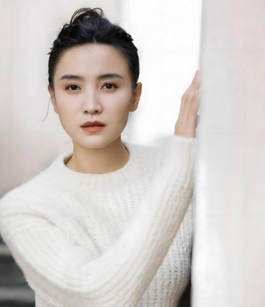 主持人问宋佳："你能进娱乐圈，第一个感谢的人是谁？"宋佳说："我第一个感谢的人就