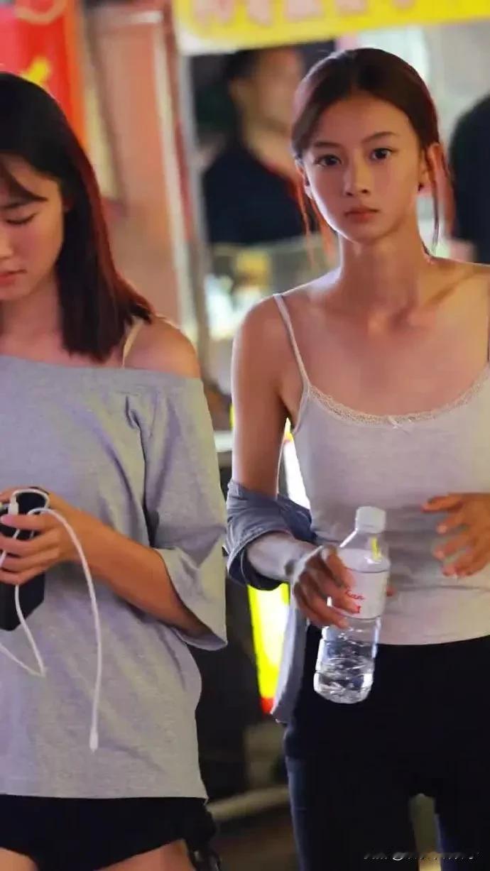 这位素颜女孩火了！网友说很像年轻时的张柏芝，纷纷喊话于正赶紧给安排个角色。于