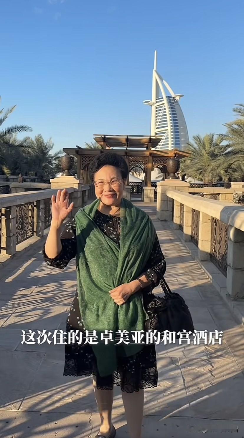 伊能静晒出迪拜全家住的酒店，真的很舒服，一家五口楼上楼下，考虑到公婆英文不太好，