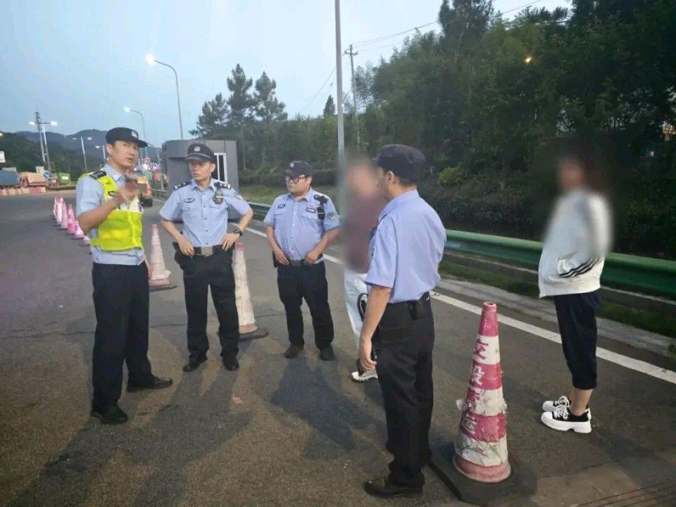 高速上这对夫妻的操作真是让人惊掉下巴！5月17日傍晚，在浙江G92杭甬高速，小两