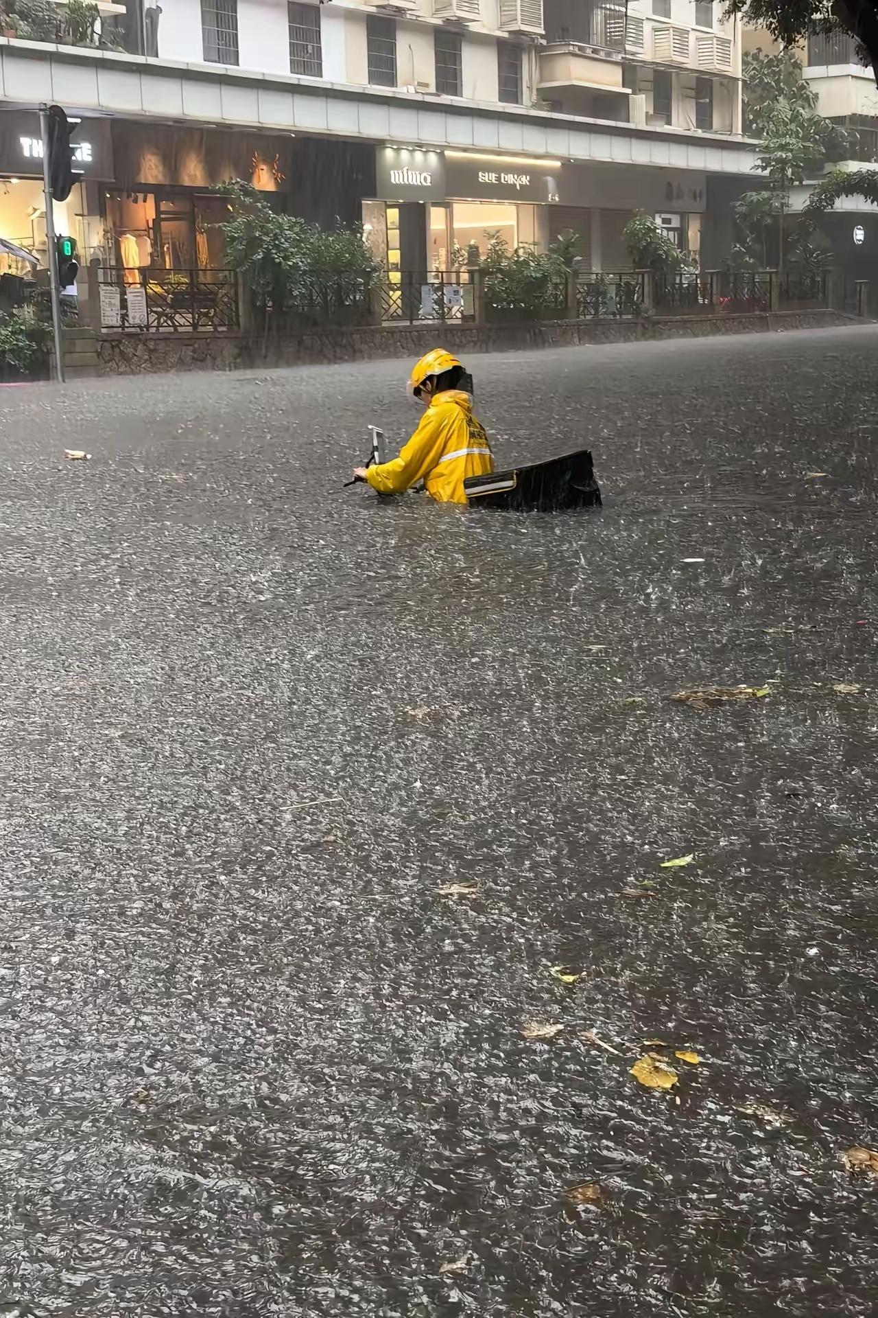 暴风骤雨中的广州外卖小哥。雨太大了，下了一天一夜的雨，一片汪洋。只要地球不爆炸，