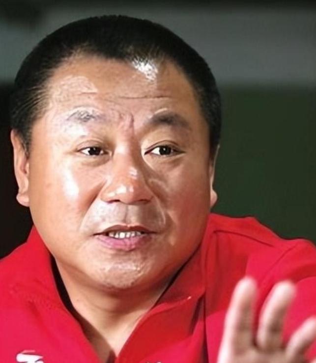 1988年，范伟和一个小护士去相亲，女方一言不发，筷子一下也没动，范伟一看又黄了