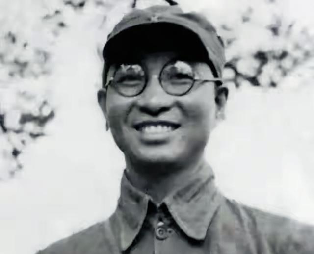 张爱萍上将晚年跟儿子聊起长征，说起老战友陈赓，用了这么一句话：“长征路上，陈赓常
