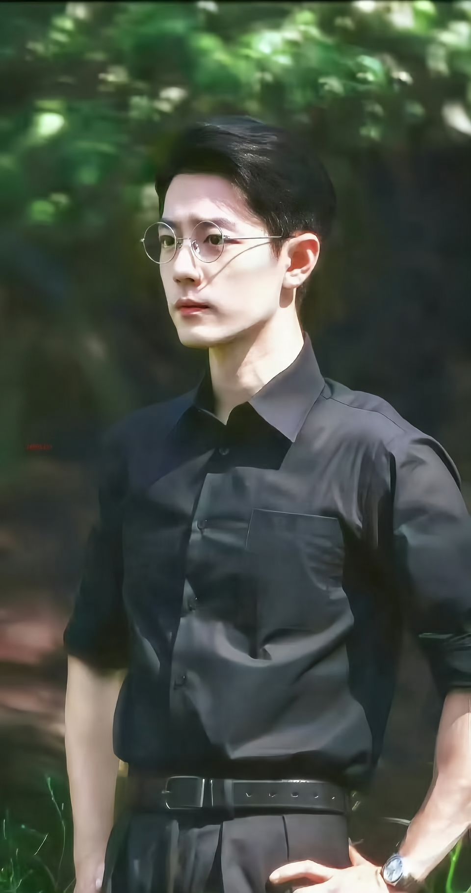 肖战反应萌肖战头顶纸巾路透肖战反应萌，是肖战头顶纸巾路透，风把肖战任少白吸汗的
