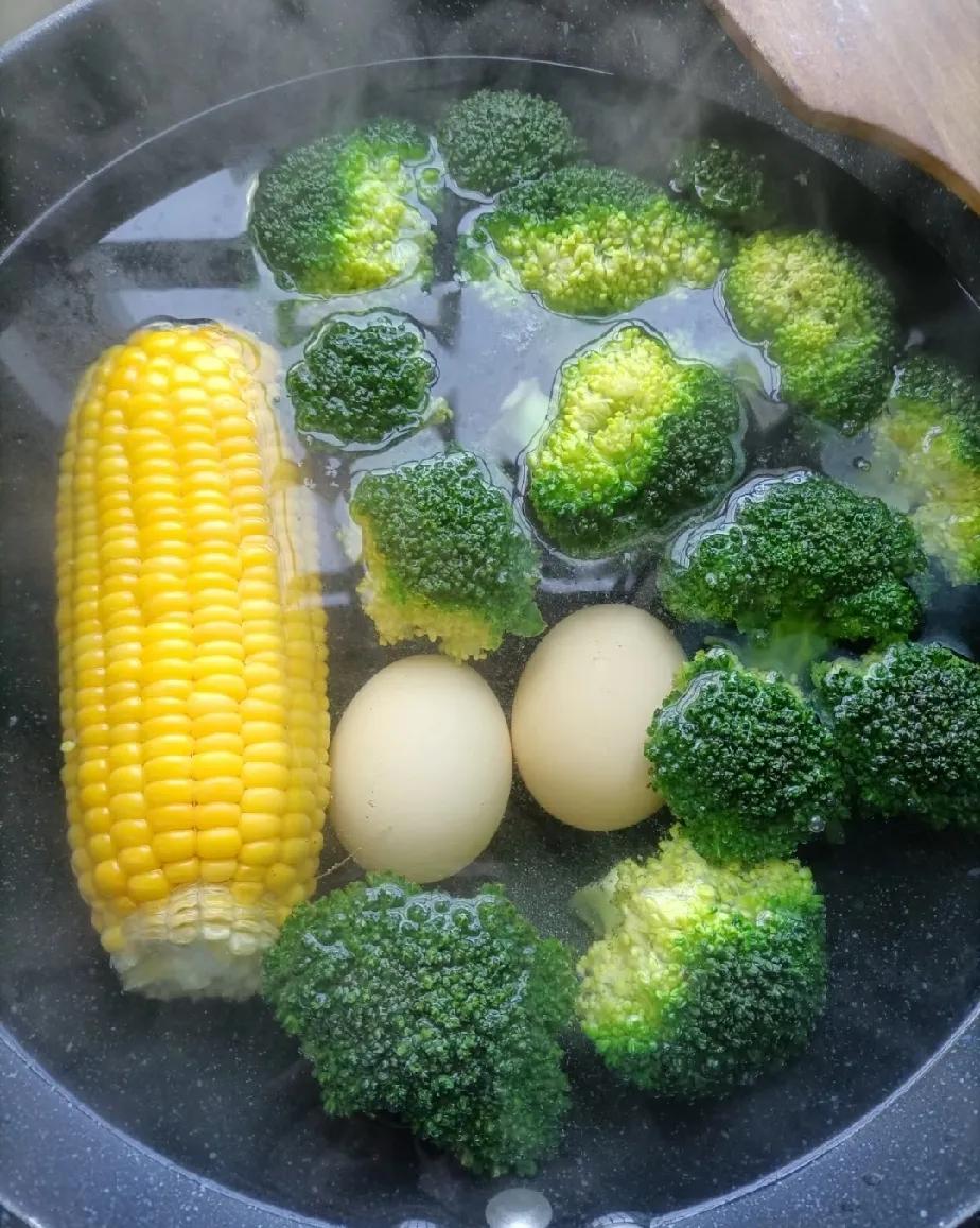 奉劝各位别过度减肥，我闺蜜减进了医院。她1米62，120斤，说胖，我说你不胖