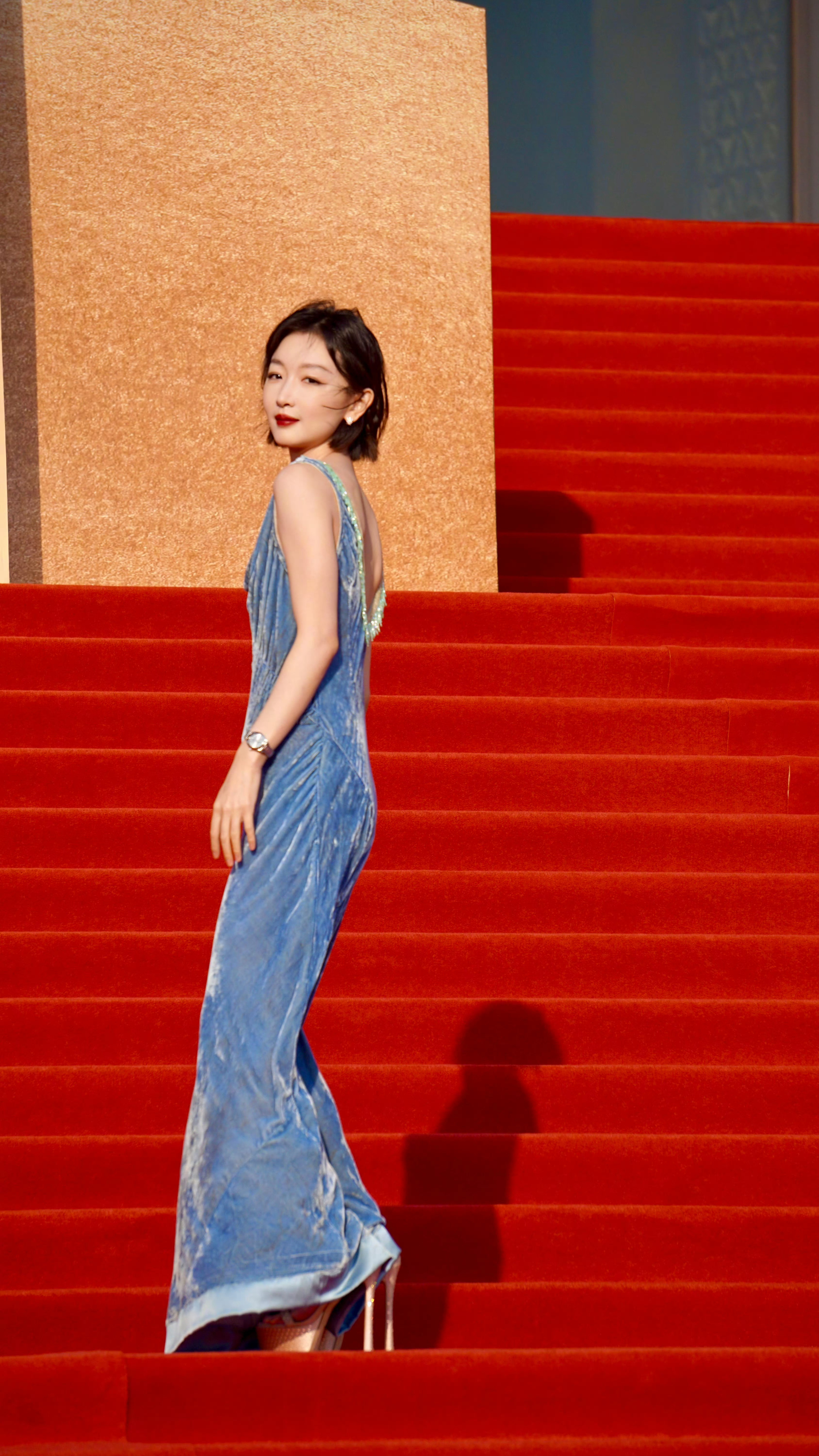 今日，出席CMG中国电影盛典的周冬雨，身穿自己淘的几百元的蓝色丝绒长裙，佩戴