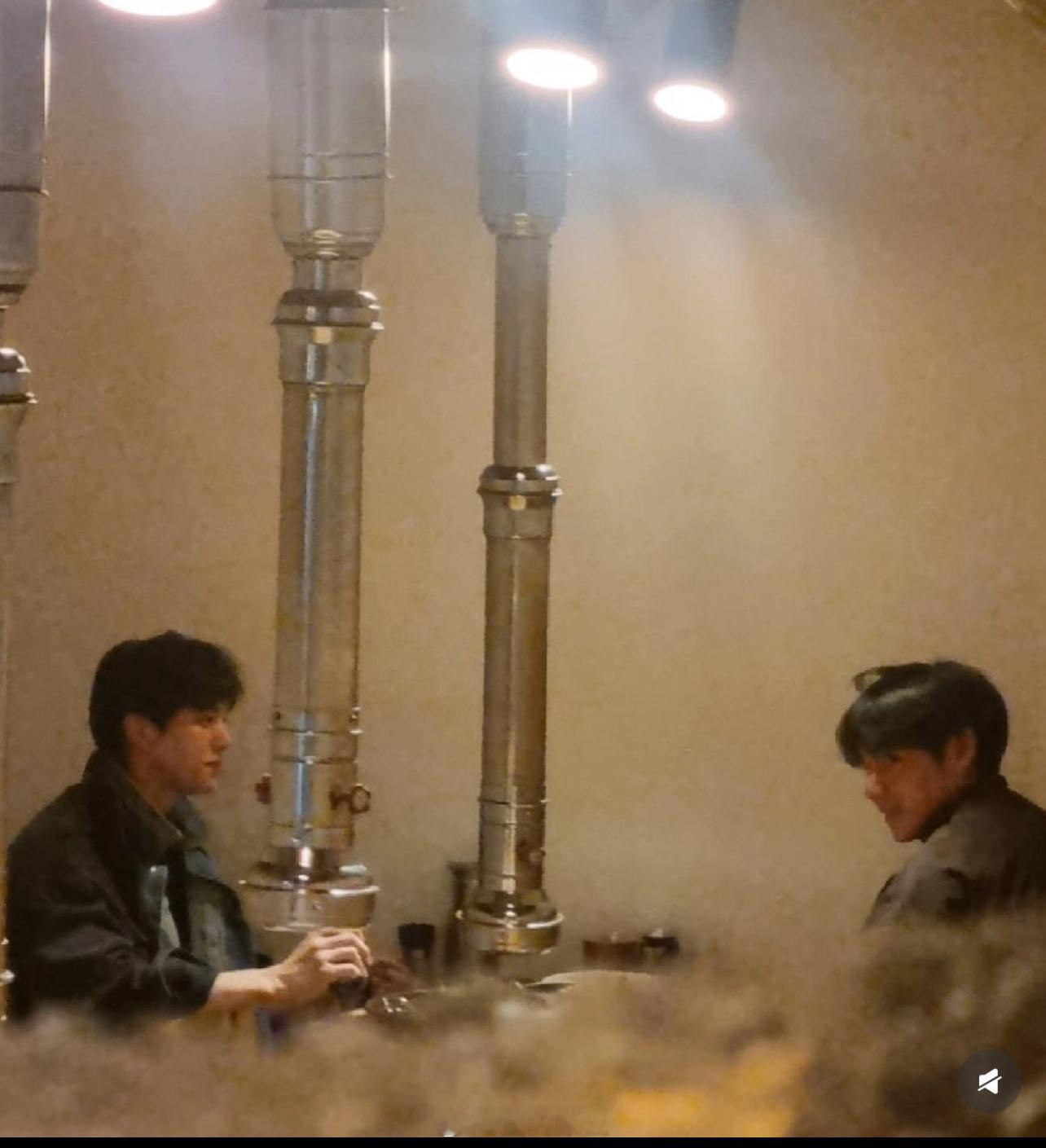 宋江和金泰亨V被偶遇在狎鸥亭吃烤肉